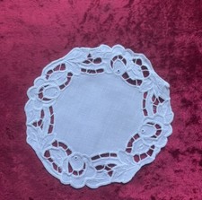 Deckchen  Richelieu Lochstickerei Rosen Leinen weiß Handarbeit Bogenrand 15cm