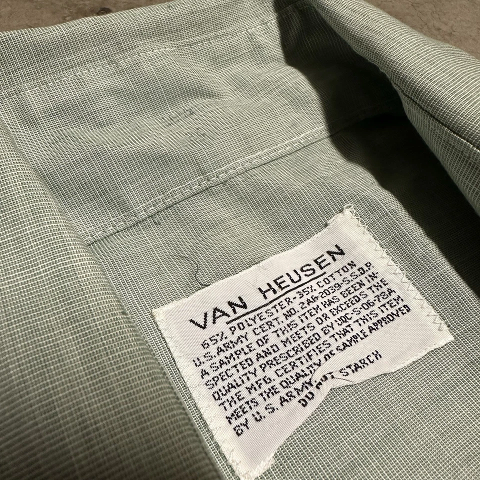 Camisa militar vintage para hombre Van Heusen años 70 con botones verde talla 16,5 Foto 3 de 4