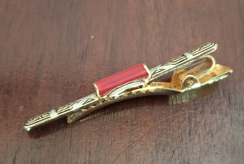 Classic Mid-Century Style – Gold-Tone Tie Clip with Red Inset Rare Collectable - Image 2 of 4