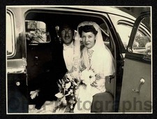 BRIDE GROOM BEAUTIFUL WEDDING DRESS BOUQUET OPEN CAR DOOR OLD/VINTAGE PHOTO-F912