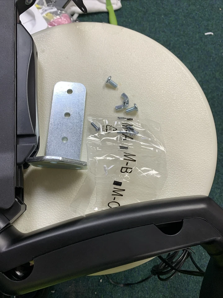 VonHaus Single Monitor Stand for 17-32" Screens,Adjustable Mount *SCREWS MISSING - Image 3 of 4