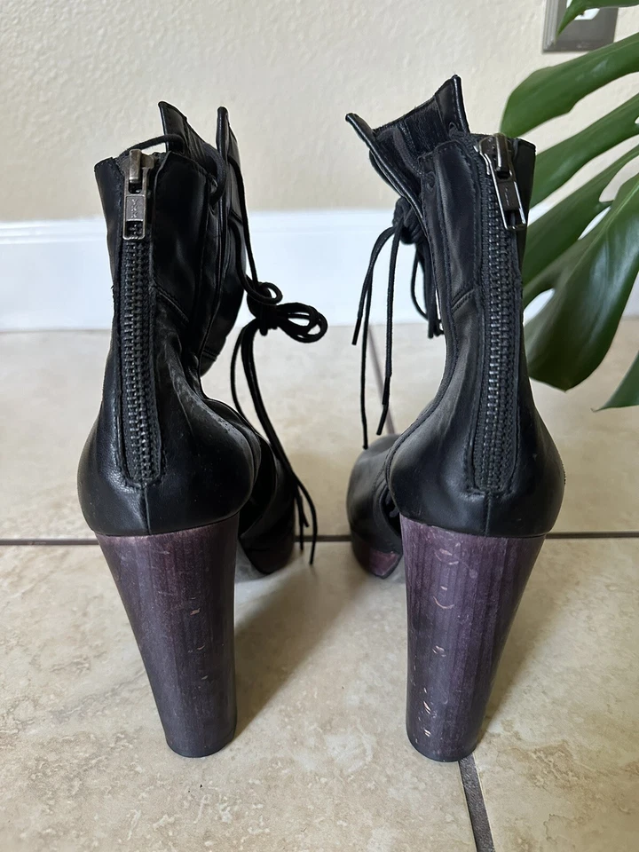 Botines LD Tuttle Tacón Cuero Negro con Detalle de Cordones Talla 38 (Original $340) Foto 2 de 4