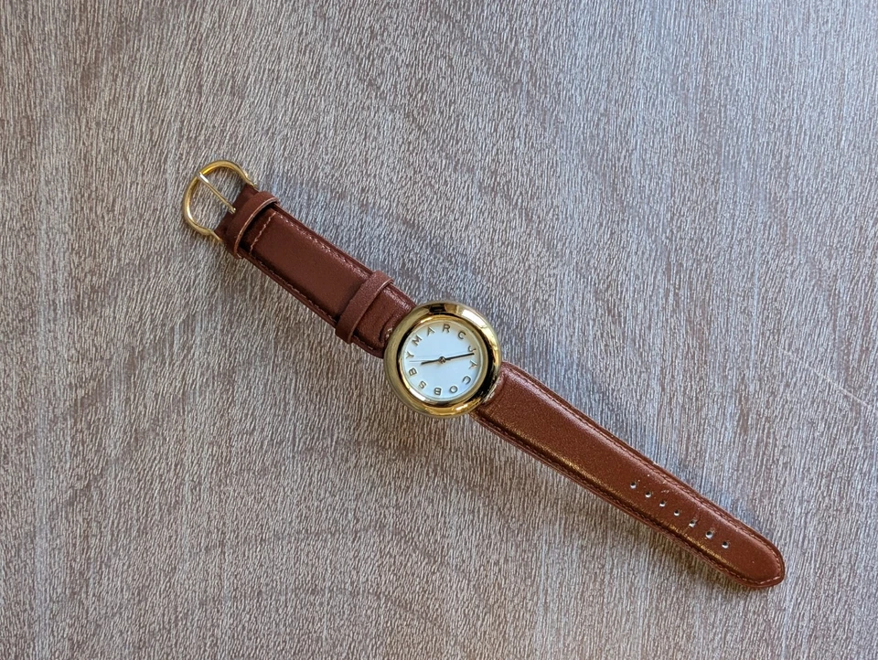 Reloj de cuarzo para mujer Marc by Marc Jacobs • Tono dorado • 33 mm • Cuero marrón Foto 2 de 4