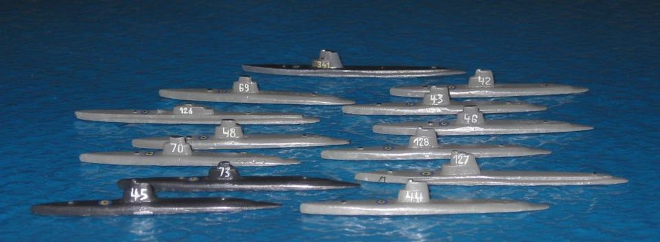 Konvolut von 13 U-Booten (alle mit gleicher Decksmarkierung), Metall, 1:1250