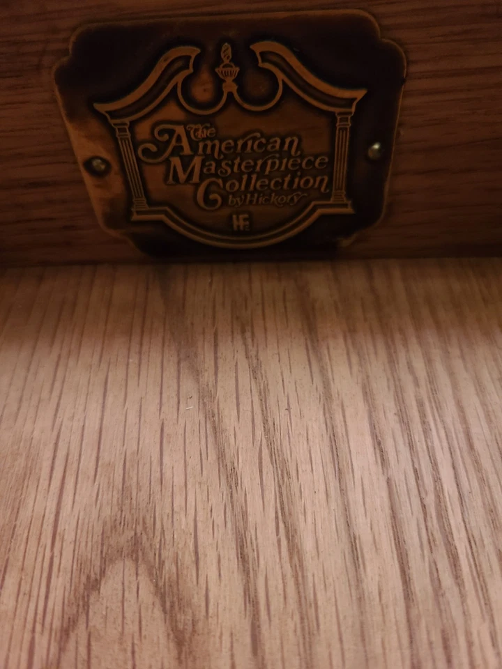 Baú de bacharel vintage Henkel Harris Virginia Galleries quatro gavetas mogno - Imagem 2 de 4