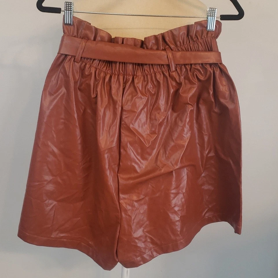 Shorts de couro sintético Boohoo plissado marrom claro/camelo EUA 16 - Imagem 2 de 3