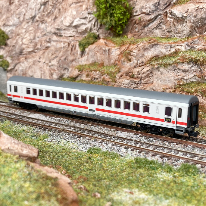 Voiture Apmz 125 Minitrix 18417 haut de gamme pour train rapide DB Ep VI N