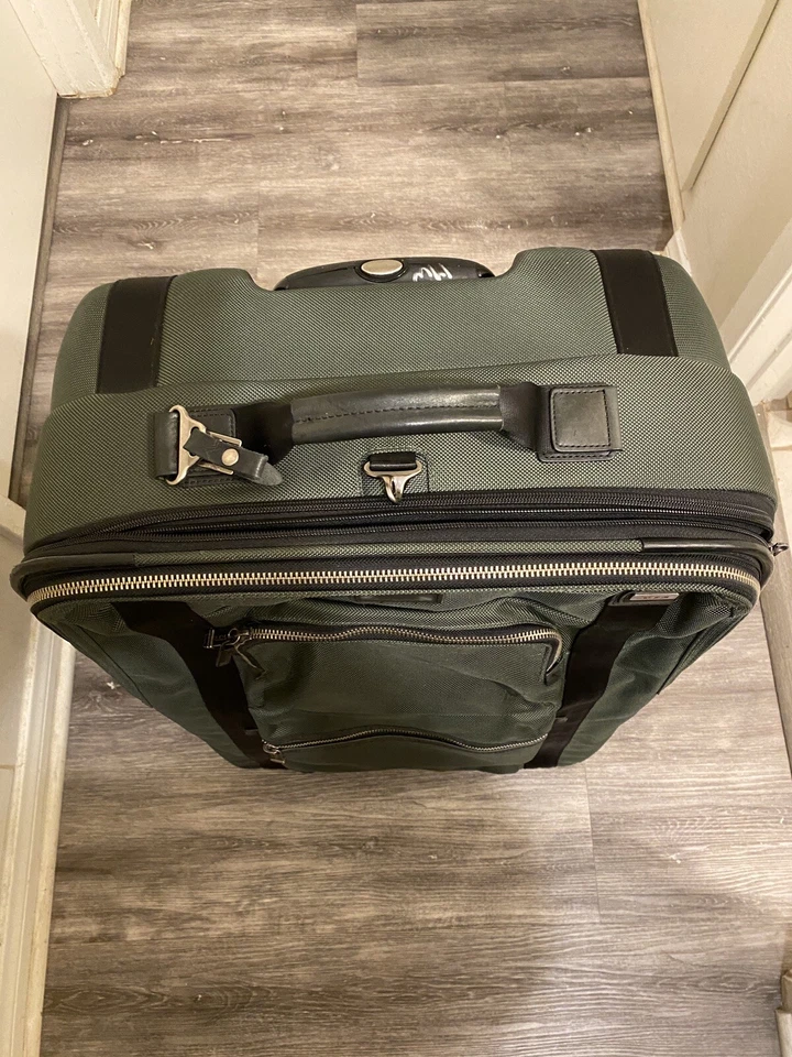 Tumi verde oliva con borde naranja 2 ruedas usado rodante llevar por favor revisa las fotos Foto 2 de 4