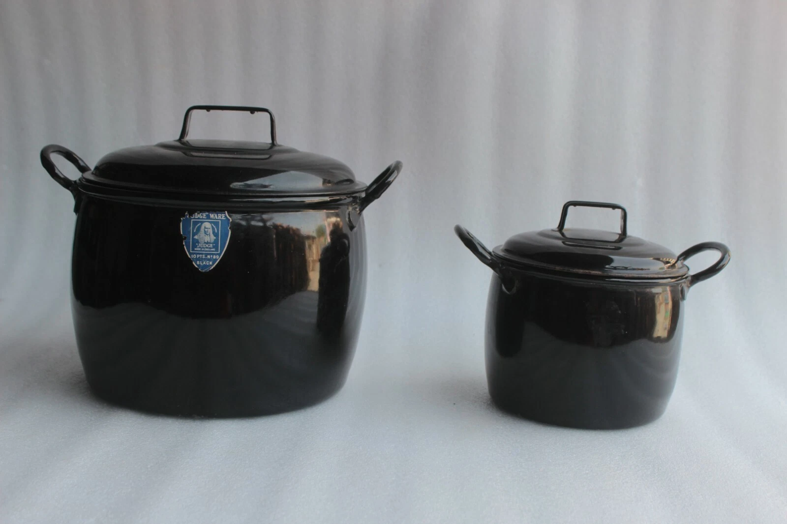 VINTAGE 2 PC BLACK ENAMEL JUDGE WITH LID MADE IN ENGLAND KITCHENWARE