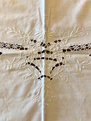 ANCIENNE NAPPE FORMELLE BLANCHE 46 X 66", BRODERIE TEXTURÉE, TRAVAIL DE COUPE - Photo 3/5