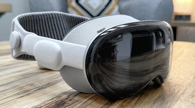 256GB Apple Vision Pro VR Headset Gray Bundle With Pro Travel Case