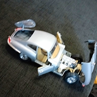 Bburago Jaguar E-Type 1961 Modellauto 1:18 Silber 8618 Nummernschild