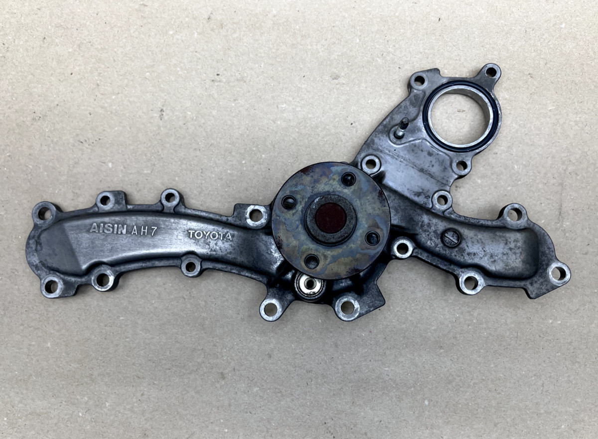 06-18 LEXUS IS RC GS THERMOSTAT HOUSING WATER PUMP W/GASKET OEM   16100-39435