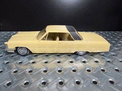 M135. RARE 2-TONE 1968 CHRYSLER IMPERIAL HARDTOP PROMO MODEL 1/25
