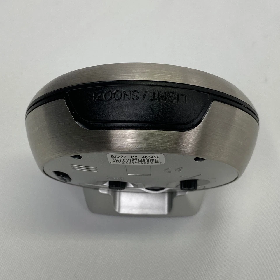 Bulova - Reloj Despertador Nocturno 3.75" W x 3.75" H B5027 Lite | Tono Plateado Cepillado... Foto 4 de 4