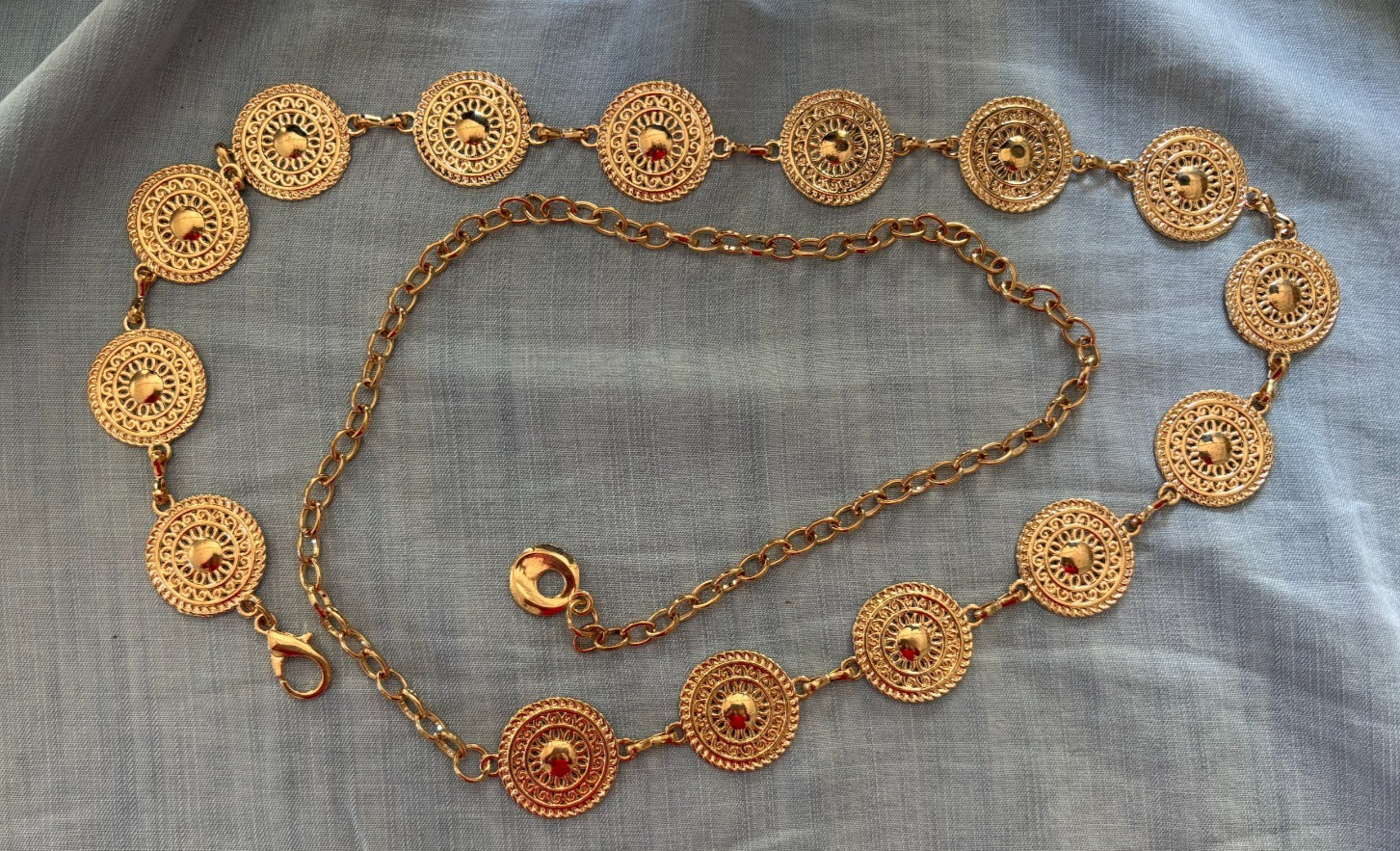 Cinturón de cadena ajustable medallón dorado