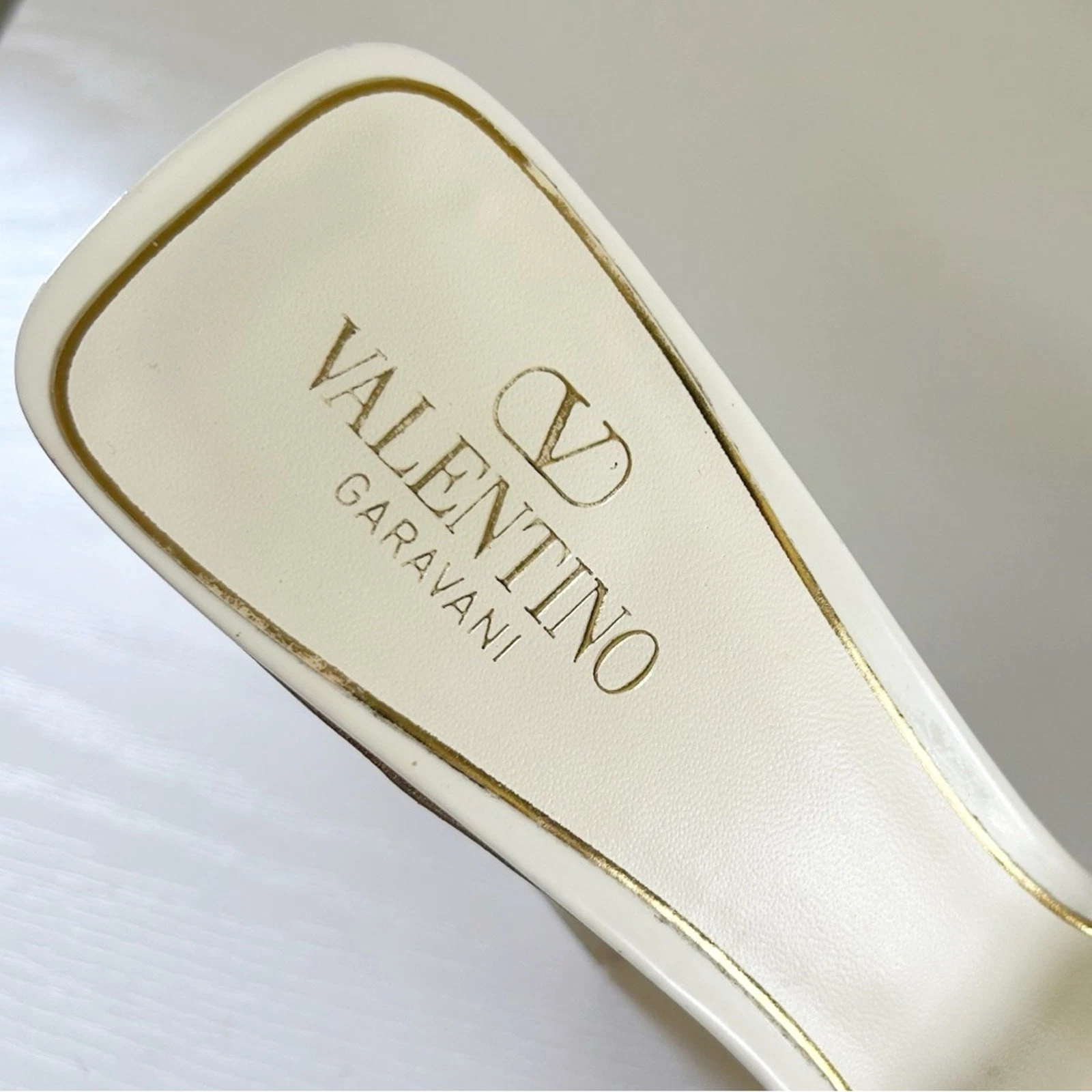 Tacchi Valentino Garavani One Stud Hyper in vernice bianca taglia EU 39