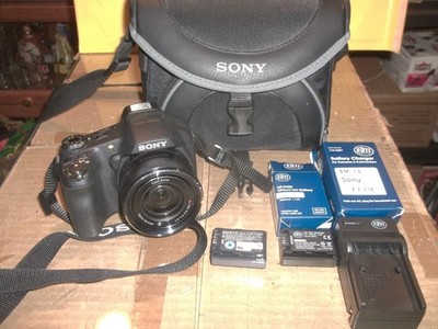Sony Cyber-shot DSC-HX100V 16.2MP 30x Optical Zoom Camera Bag Batteries Charger