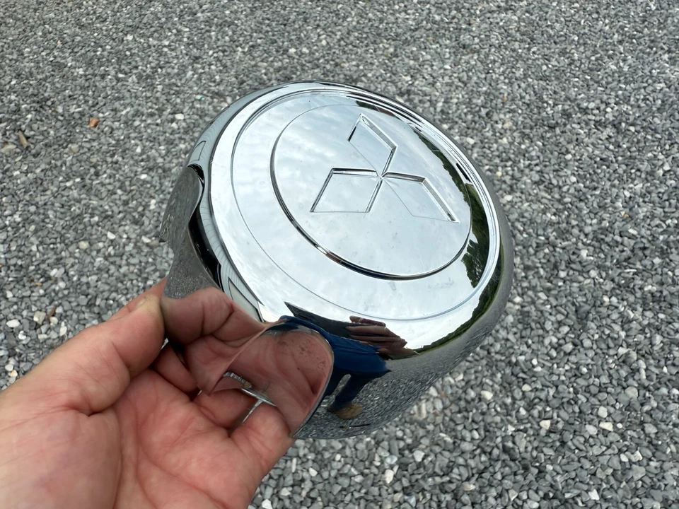 TAPA CENTRAL RUEDA MITSUBISHI MONTERO OEM CROMO MB816581 2000-2004 CON CABLE Foto 3 de 4