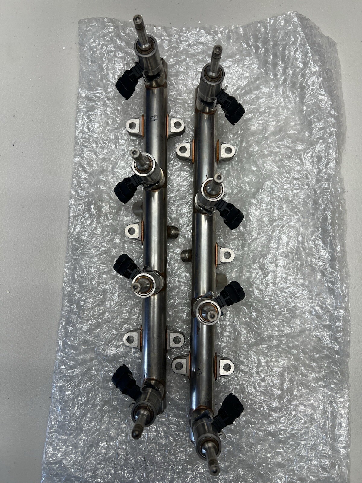 Used Ferrari California Fuel injector rails and injector assembly. OEM PN 247581