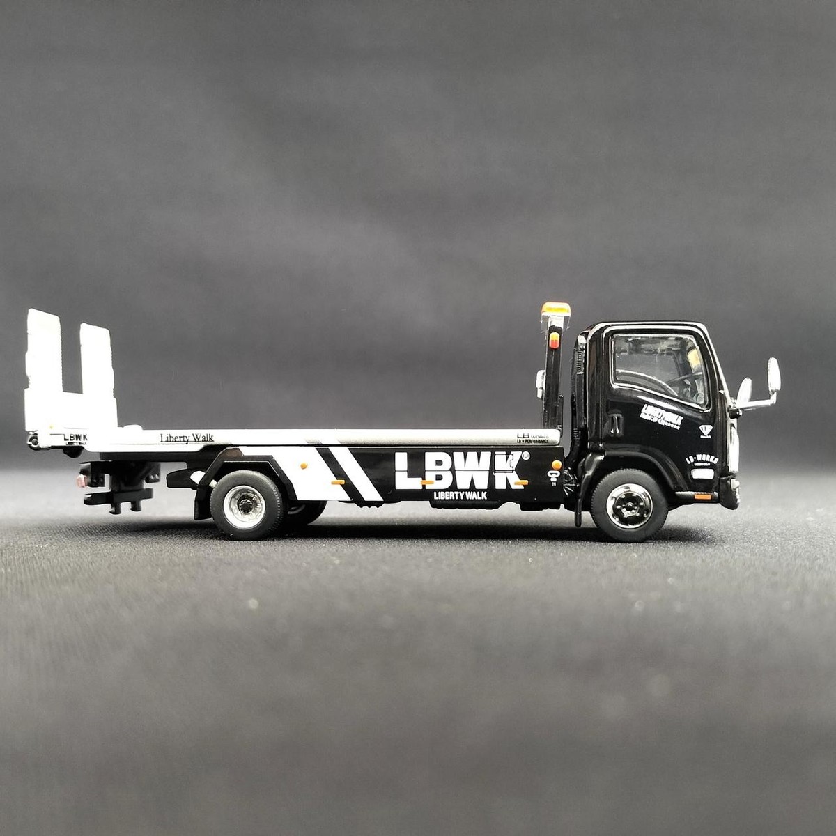 ミニカー MINIGT Isuzu NSeries Vehicle Transporter 1/64スケール MINI GT「Isuzu N-Series Vehicle Transporter