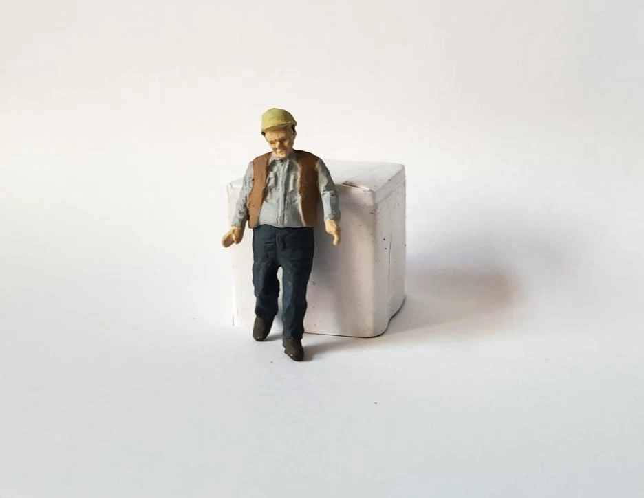 Arttista #1501 - Worker w/hard hat Walking Up - O Scale Figure - Model Trains - Imagem 2 de 3