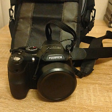 Fujifilm FinePix S2500HD Bridgekamera 12MP 18x Zoom 3 Zoll Zubehörpaket