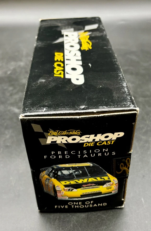 Nuevo en caja ERTL Pro Shop NASCAR 1:24 Matt Kenseth #17 Dewalt 2000 Ford Taurus 1 de 5000 Foto 3 de 4