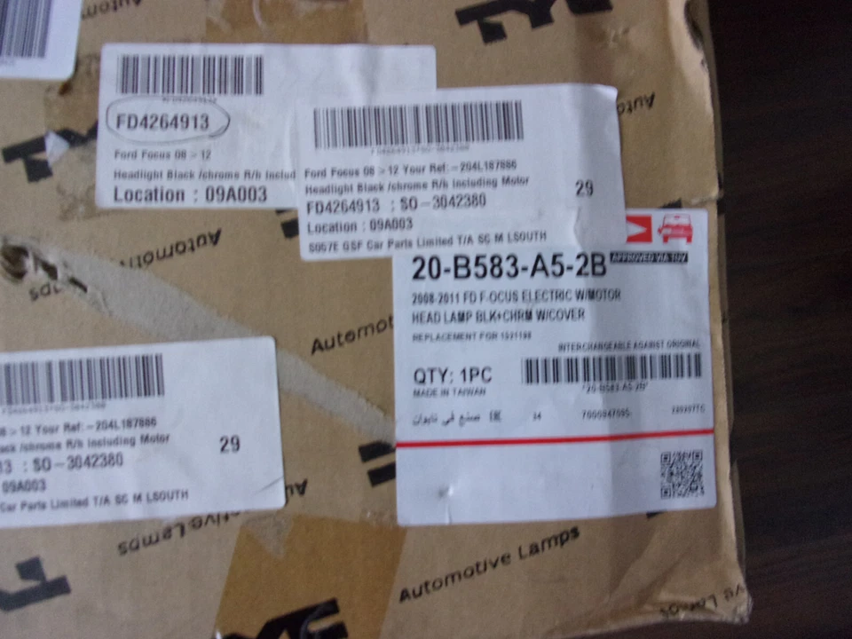 fd4264913 ford focus headlight black right hand side including motor rrp £275 - Image 4 of 4