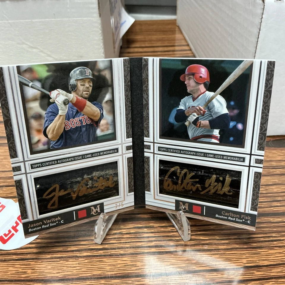 2024 Topps Museum Jason Varitek Carlton Fisk Jumbo Madera Murciélago Reliquia AUTO/5 HOF Foto 2 de 3