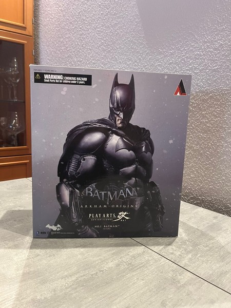 Play arts kai Batman Arkham Origins (Colores negro y gris)