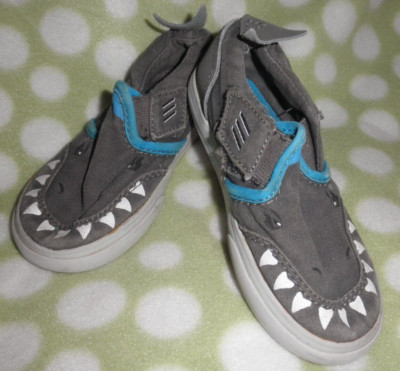 Kids VANS Asher V Shark 3D Fins Unisex Gray Toddler Slip On Skate Shoes, size 9