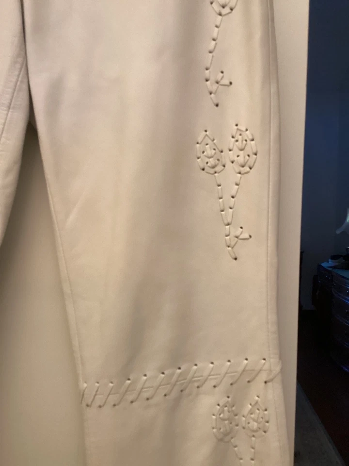 Calça CACHE 100% Couro Ponto Floral Forrada Zíper Lateral Vintage Feminina 2 Marfim - Imagem 4 de 4
