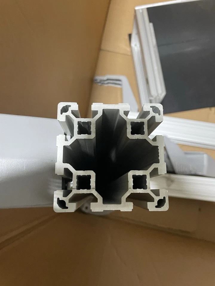 Perfil de extrusión Rexruth 80x80 4NVS anodizado con accesorios añadidos Foto 4 de 4