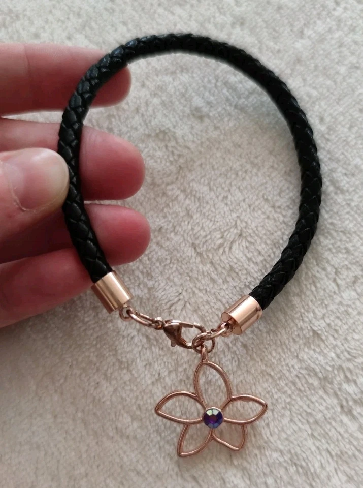 Pierre Cardin Damen Armband schwarz Lederoptik Charm Blüte roségold lila Strass - Bild 2 von 4