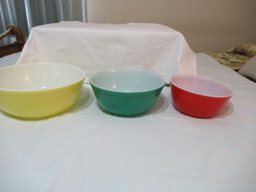 3 PYREX BOWLS PRIMARY COLORS 404 403 402 GREEN RED YELLOW EX (AD 73)