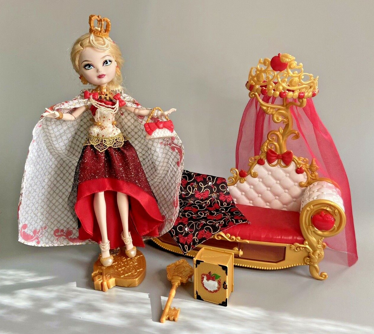 apple white fainting couch