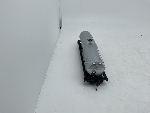 Walthers TrainLine (HO) 931-1611 SINCLAIR OIL. 40' TANK CAR - Picture 2 of 9