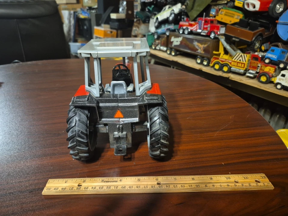 Ertl Massey Ferguson 3070 Tractor 1/16 1987  - Image 2 of 4