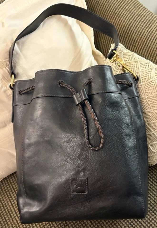 Bolso grande Dooney Bourke de cuero florentino con cordón Hattie Bucket Foto 3 de 4