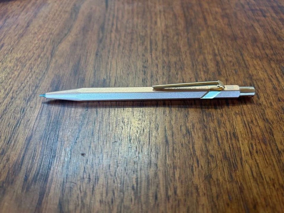 Lápiz mecánico Caran d'Ache Brut Rosé y el legendario Kelly plateado dorado #f Foto 2 de 4