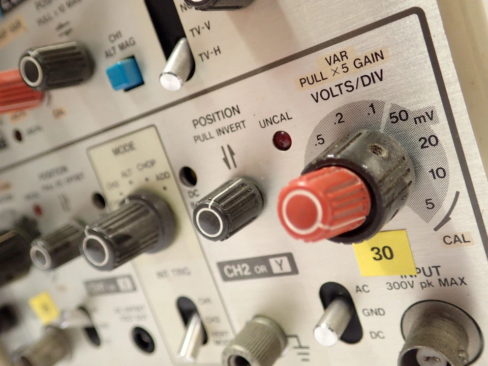 HITACHI V-222 OSCILLOSCOPE 20MHz DUAL CHANNEL 6" DISPLAY TESTED! - Image 3 of 4