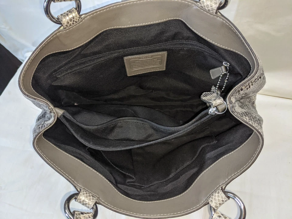 Сумка с короткими ручками EUC Coach Python тисненая кожа серая - Изображение 4 из 4