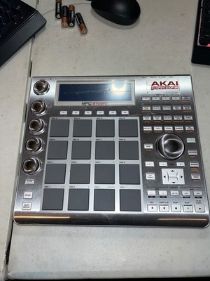 Akai MPC Studio MIDI Controller Pro Music Production Pad Beat Maker W Sleeve  