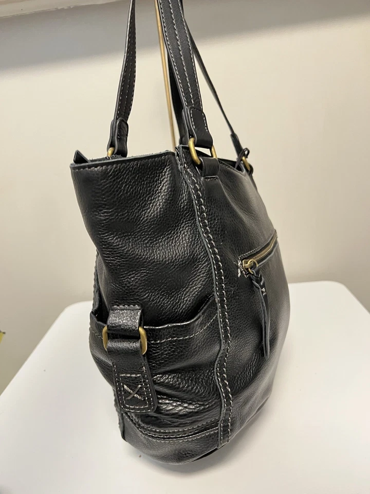 Bolso de hombro de cuero granulado negro The Sak Foto 3 de 4