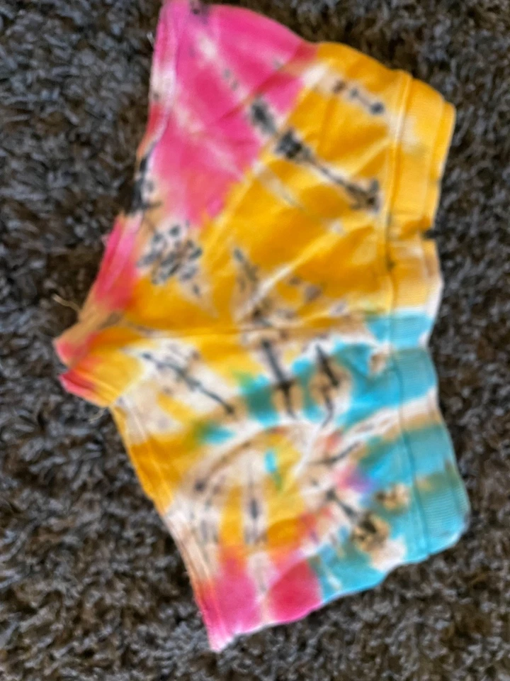 talla 14, corre pequeño, pantalones cortos niña. Pantalones cortos enrollados vintage Havana, tie dye. Foto 3 de 3