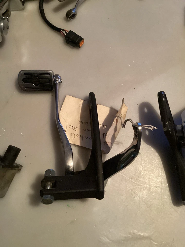 Soporte de montaje controles delanteros derecho e izquierdo Harley Davidson Dyna Wide Glide Foto 3 de 4