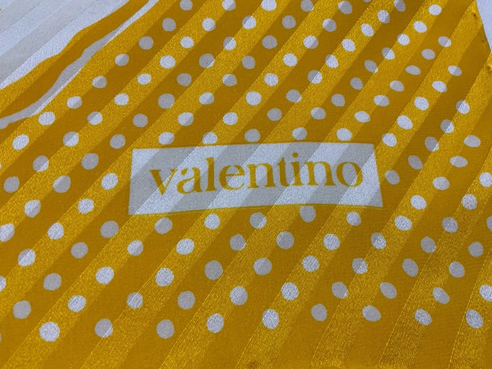 Bufanda para mujer Valentino todo amarillo de seda con patrón de flores en muy buena condición Foto 3 de 4
