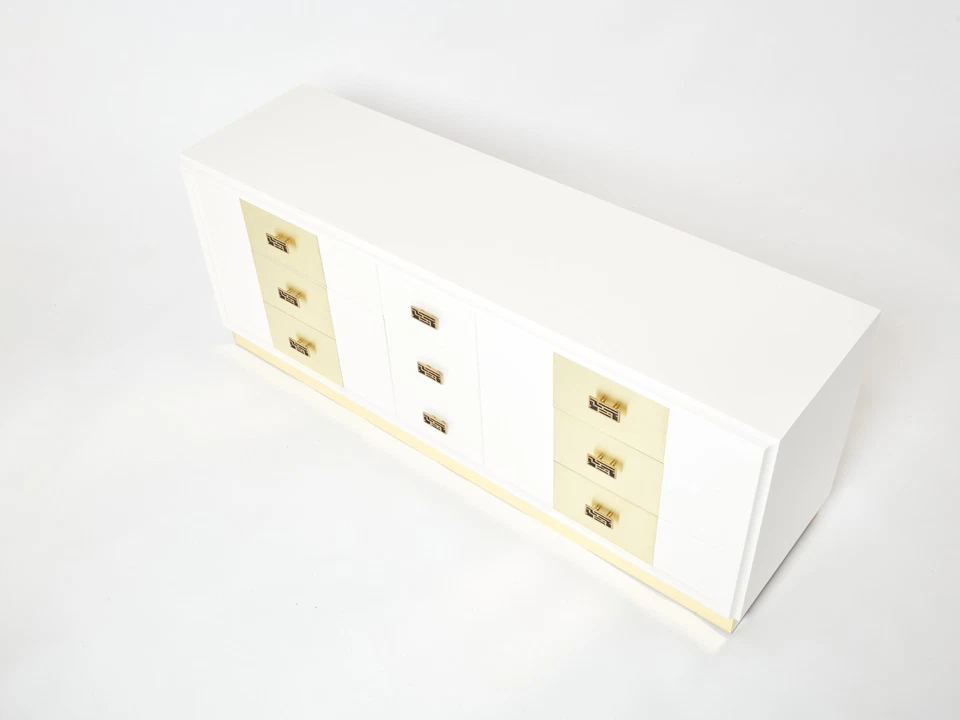 Commode laquée blanc cassé et laiton par Luciano Frigerio Italie 1970 - Photo 3/4