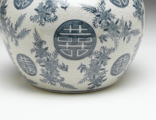 Zeckos AA Importing 59751 Blue And White Round Jar With Lid - Picture 2 of 3